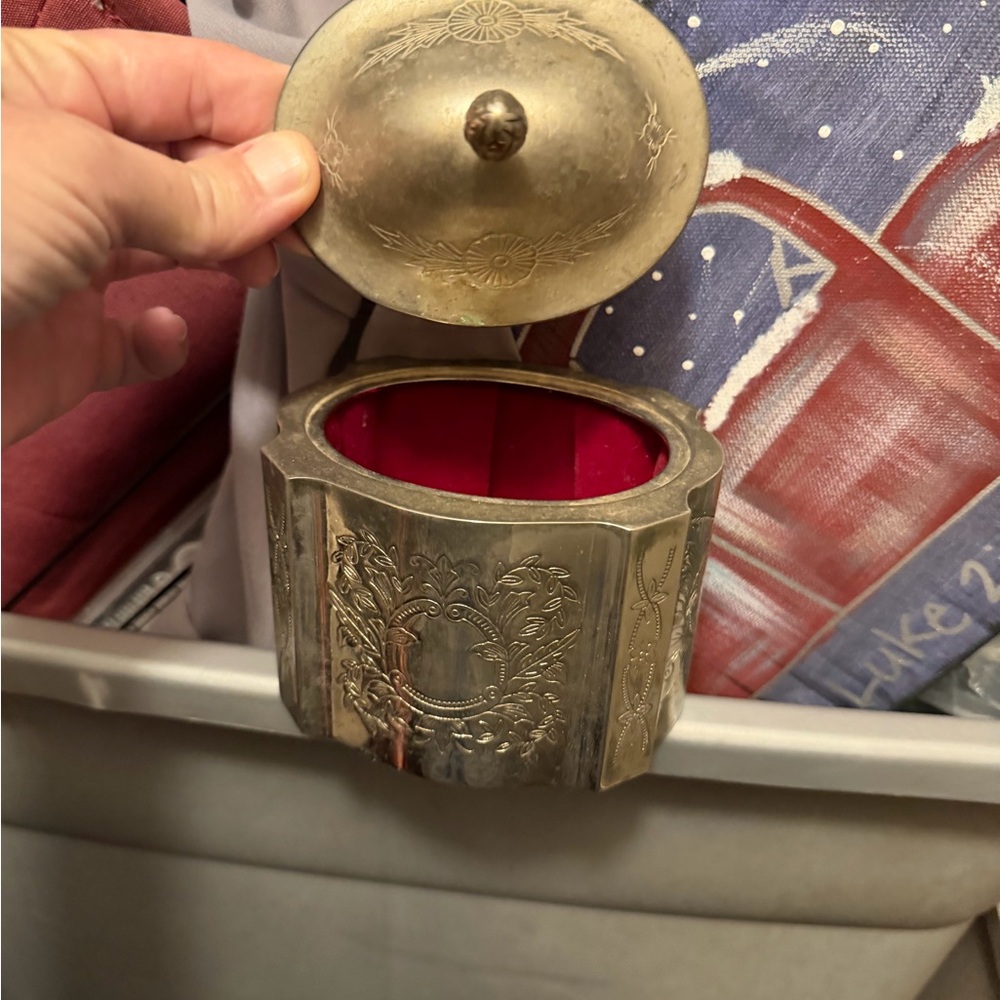 Vintage silver trinket box lined in red velvet - Picture 2 of 2